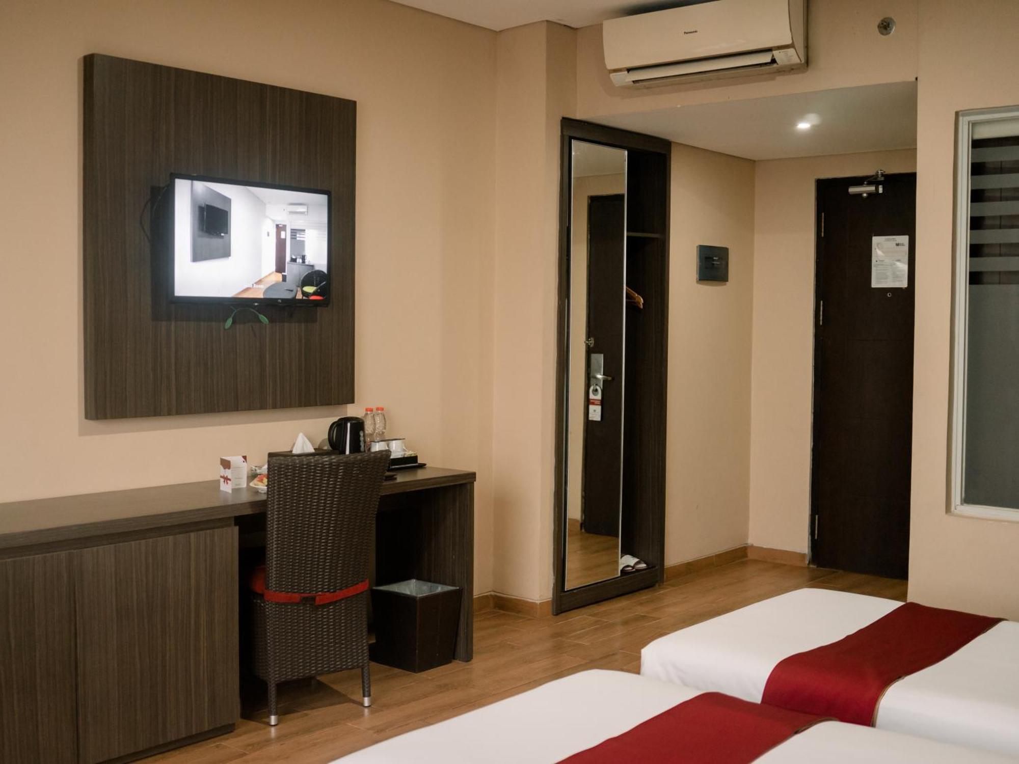 Merapi Merbabu Hotels Бекаси Екстериор снимка